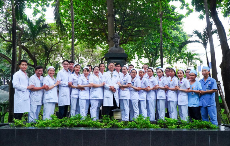Bác sĩ và y tá khoa ngoại tiêu hóa Bệnh viện Nguyễn Tri Phương
