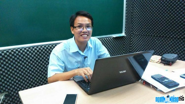 Thầy Đặng Việt Hùng – Chuyên gia ôn thi trực tuyến môn Vật lý