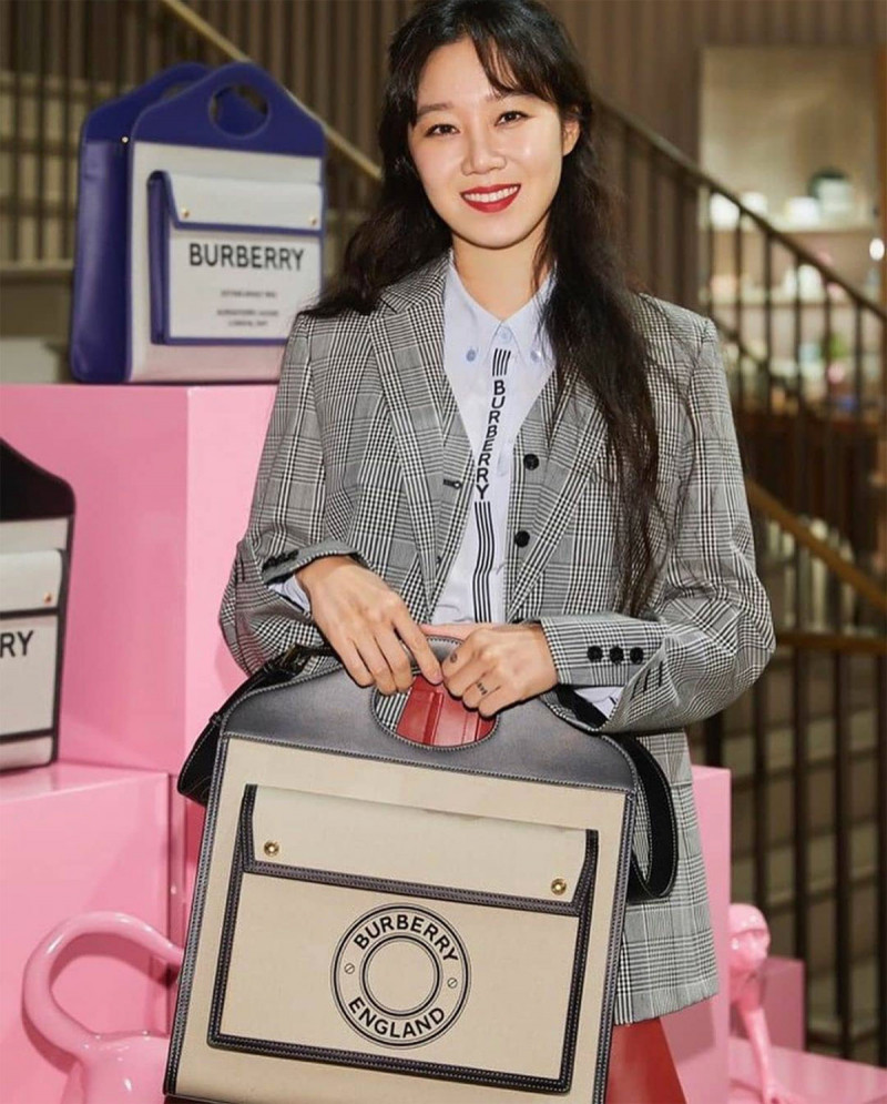 Diễn viên Hàn Quốc Gong Hyo Jin với mẫu Pocket Bag cỡ medium.