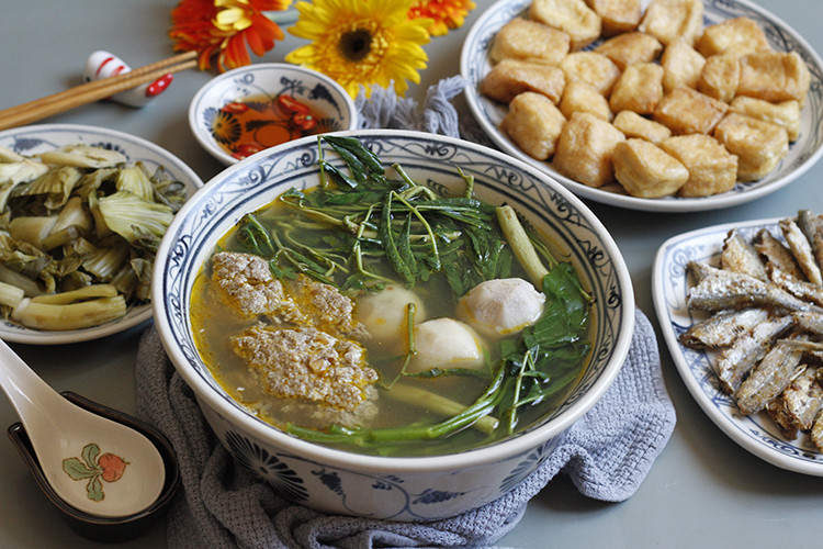 Canh cua đồng khoai sọ rau rút