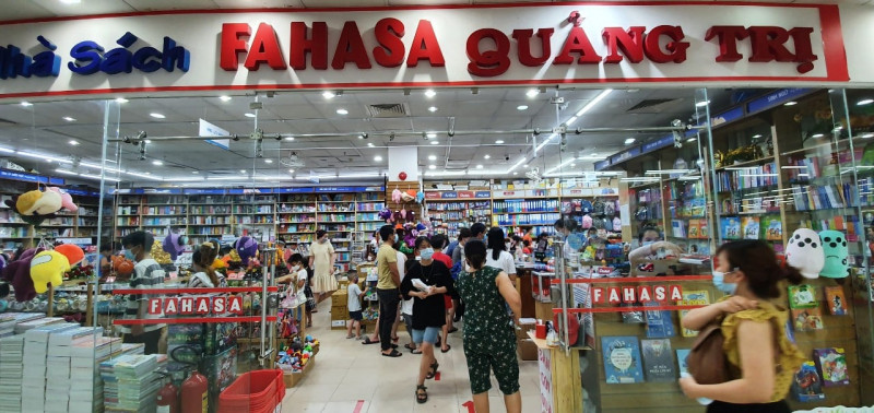 Nhà Sách Fahasa Quảng Trị không quá rộng nhưng thường xuyên đông khách