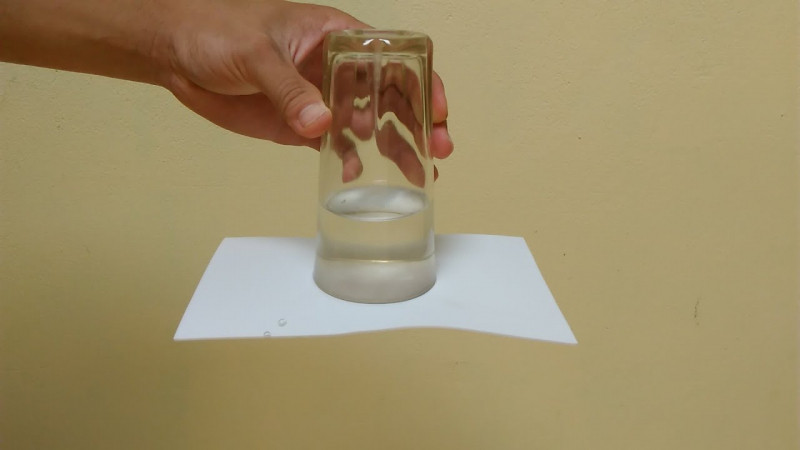Thí nghiệm với cốc nước và giấy