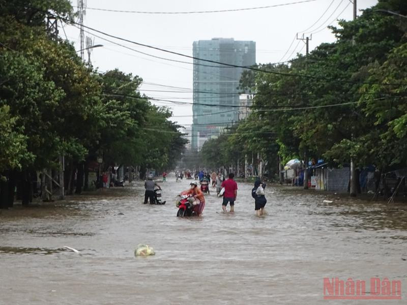 Thủy điện xả lũ, người dân thành phố Tuy Hòa chạy lũ xuyên đêm - ảnh: Nhân dân