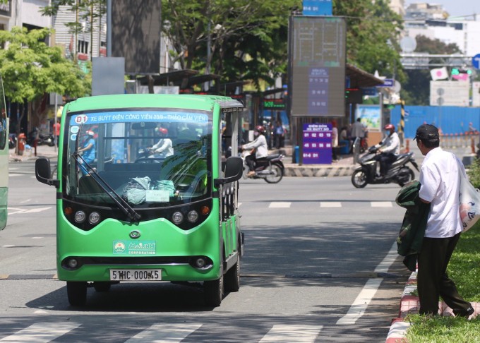 Buýt điện 12 chỗ chạy trên đường Hàm Nghi, quận 1. (Ảnh: VNExpress)