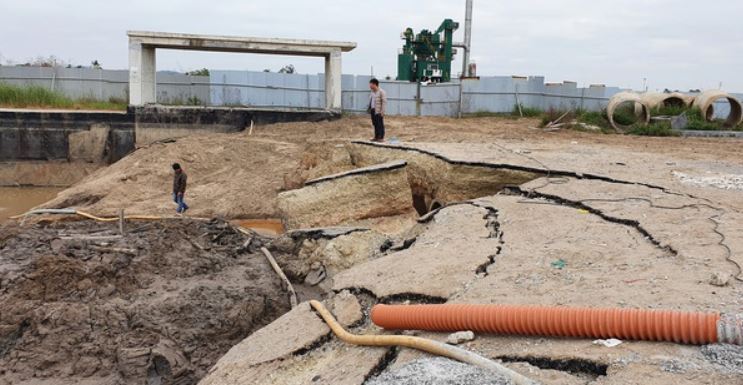 Mặt bê tông bên trên hầm xuất hiện những vết nứt dài, lún sâu và sạt lở. (Ảnh: báo Tuổi trẻ)