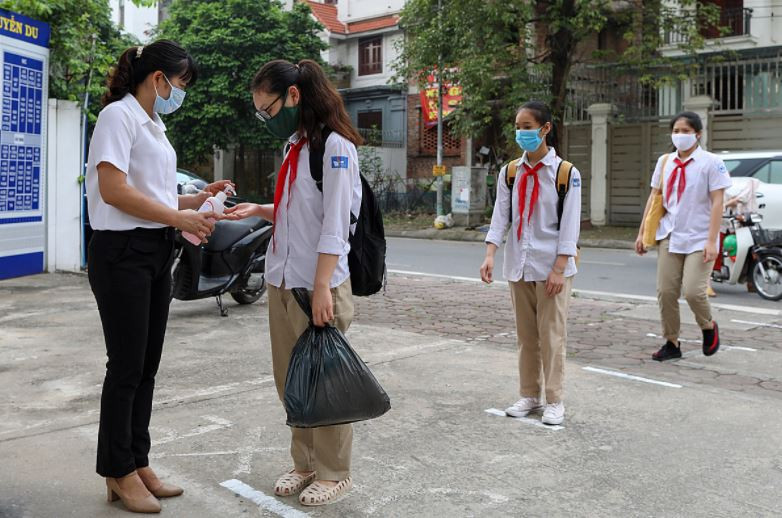 Học sinh được trang bị đầy đủ, đảm bảo an toàn khi đi học trở lại. (Ảnh: vnexpress)