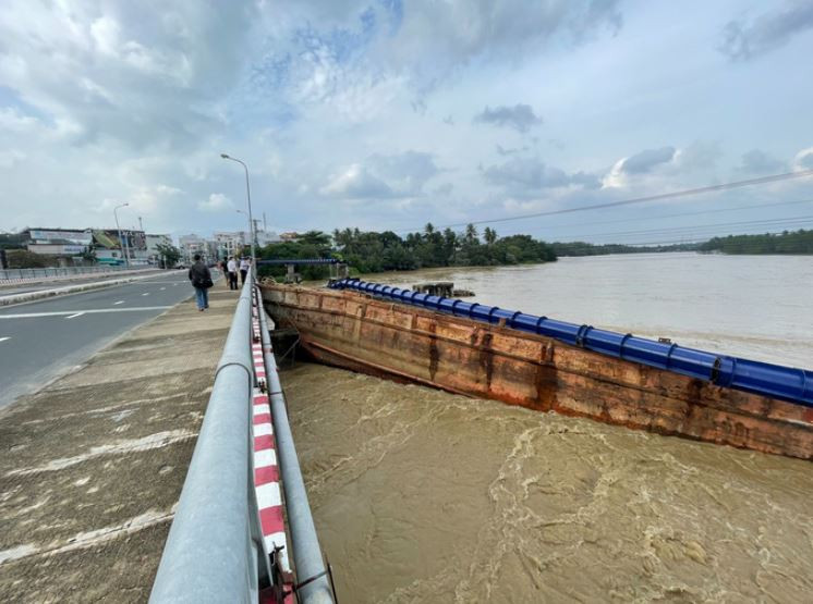 Nguy cơ phương hại đến cầu Hà Ra khi sà lan bị kẹt vào chân cầu. (Ảnh: báo Người lao động)