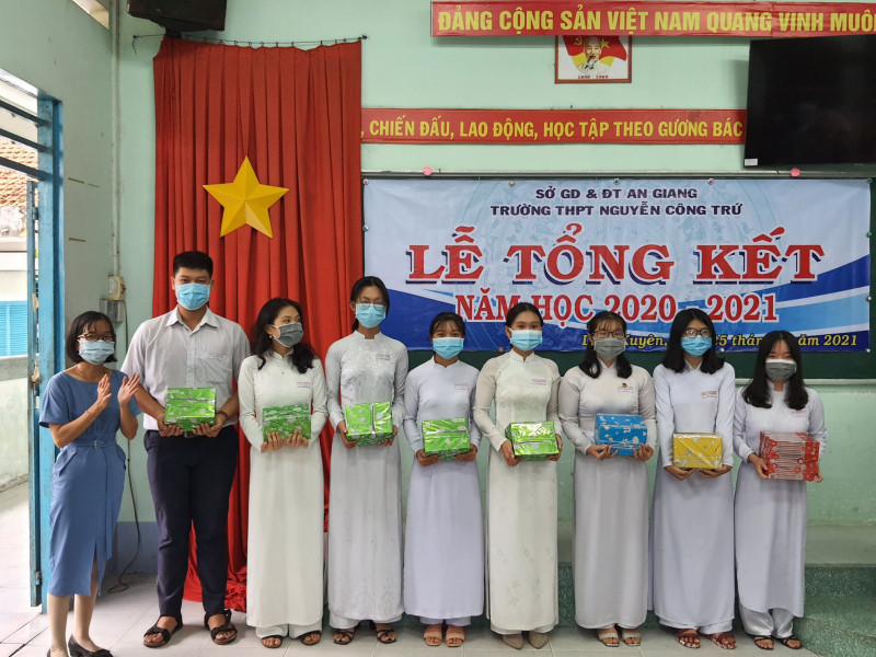 Trường THPT Nguyễn Công Trứ là một ngôi trường có bề dày lịch sử và truyền thống hiếu học của tỉnh An Giang.