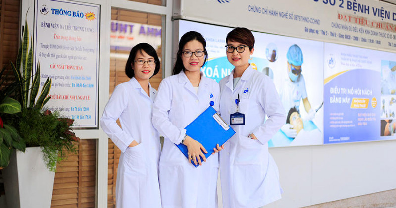BS.CKII Nguyễn Thị Thanh Thùy (đứng giữa)