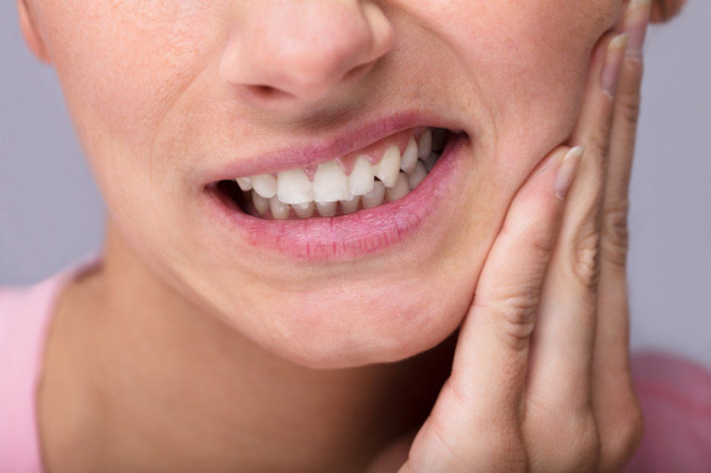 Dùng chanh tươi để giảm đau răng khôn