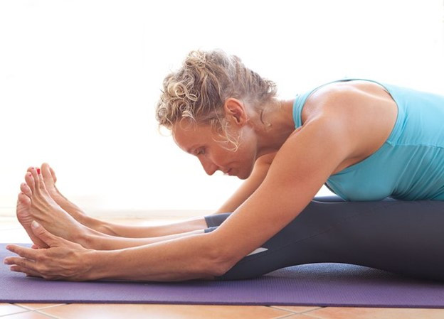 Tập các bài tập co giãn cơ thể để giảm đau lưng