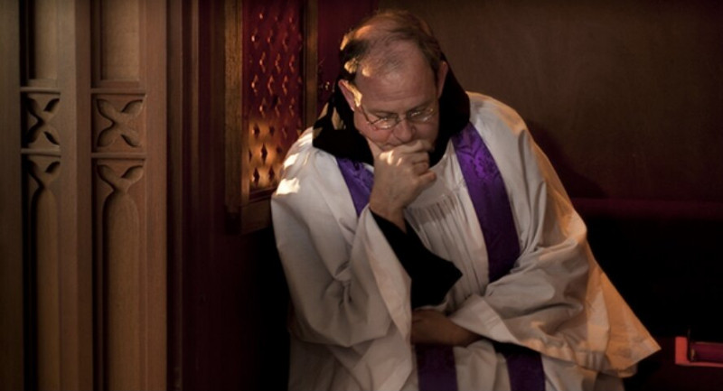 Linh mục đang lắng nghe để giúp giáo dân bằng Bí tích giải tội