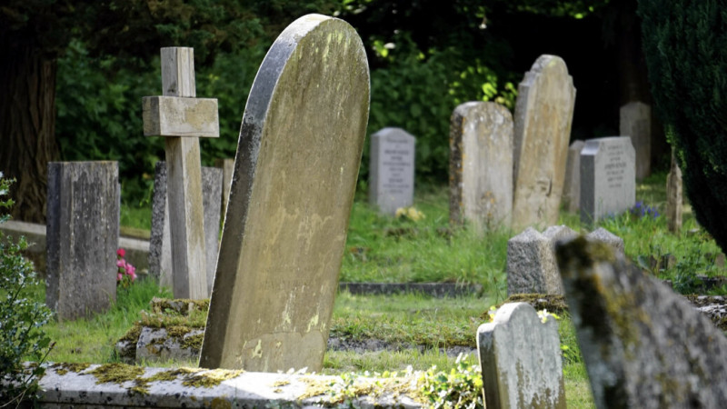 Phần bia mộ công giáo ở nghĩa trang thường có đặc trưng riêng chính là thập tự giá