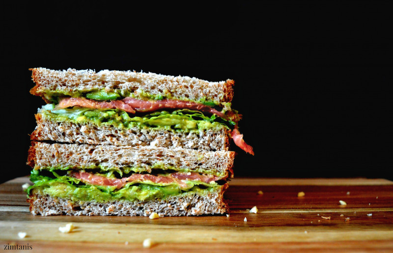 Sandwich kẹp bơ cá hồi