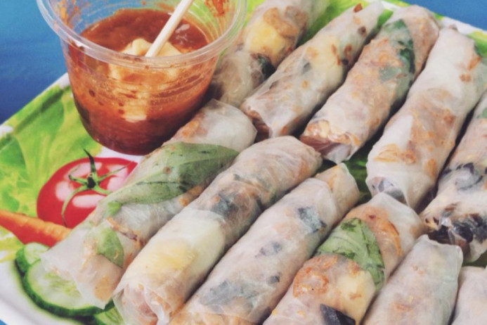 Bánh tráng cuộn sốt me