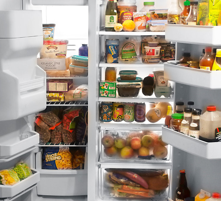Tủ lạnh đầy hộp đựng đồ ăn