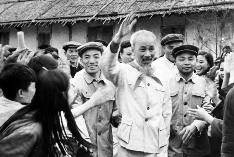 Nội dung tư tưởng Hồ Chí Minh về xây dựng Nhà nước kiểu mới ở Việt Nam (làm rõ các luận điểm cơ bản của Hồ Chí Minh về xây dựng nhà nước, mối quan hệ giữa đạo đức và pháp luật trong xây dựng nhà nước kiểu mới ở Việt Nam) và sự vận dụng quan điểm của Hồ Chí Minh trong xây dựng Nhà nước ta hiện nay