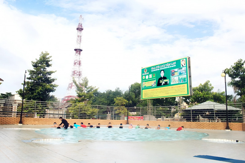 Học bơi tại Trung tâm học tập sinh hoạt thanh thiếu nhi Tây Ninh