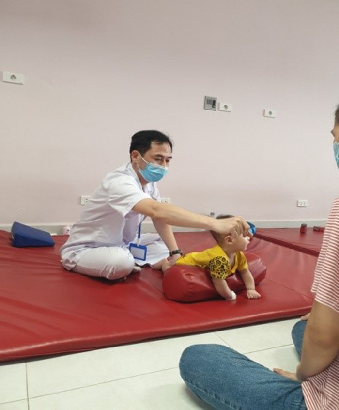 Trẻ thực hiện các bài tập phục hổi chức năng tại Bệnh viện Nhi Trung ương