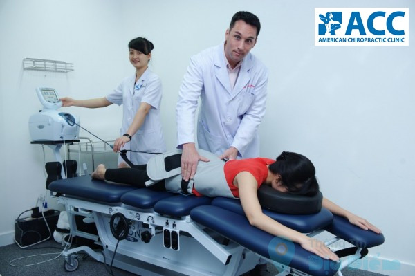 Bệnh nhân đau thắt lưng được điều trị trực tiếp với chuyên gia nước ngoài