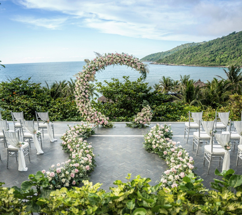 Đám cưới trên thảm cỏ hướng mặt ra biển tại InterContinental® Danang Sun Peninsula Resort