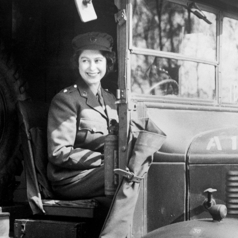 Nữ hoàng Elizabeth là một thợ cơ khí trong Thế chiến thứ hai