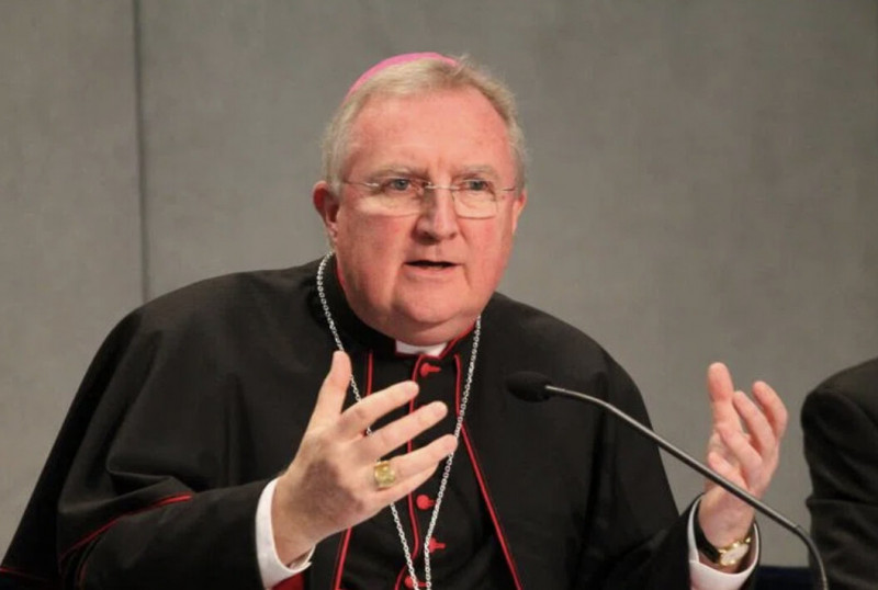 Hồng y Arthur Roche (khi còn là Tổng Giám mục) tại văn phòng báo chí Vatican ngày 10 tháng 2 năm 2015