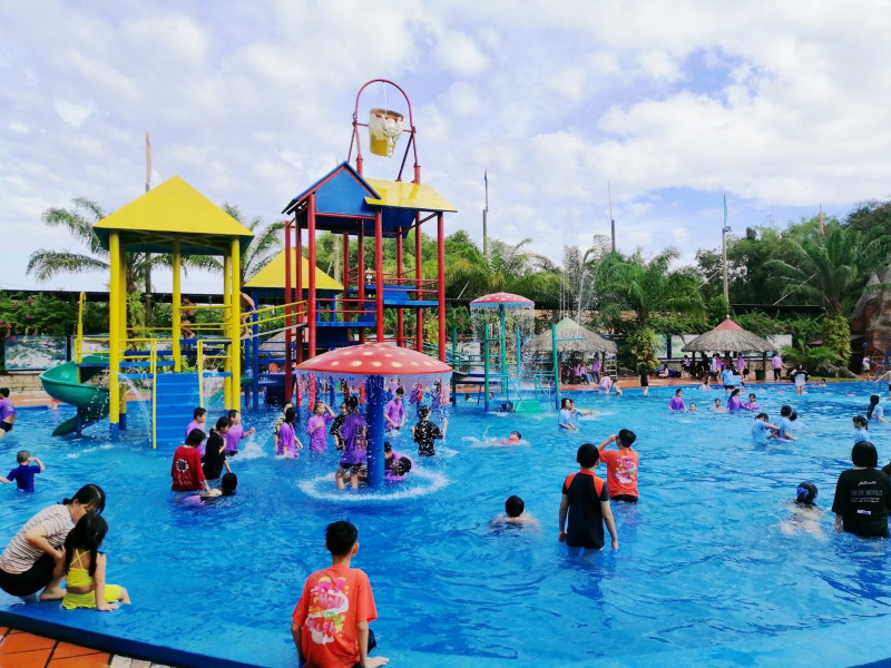 Một số trải nghiệm vui chơi ở khu du lịch Long Điền Sơn mà du khách có thể khám phá như công viên nước, hồ thiên nga, xe đạp nước, rồng bay, đĩa bay, đu quay dây, tàu lượn siêu tốc, xe đua F1…
