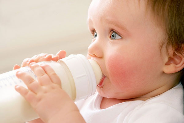 Nên bắt đầu cho trẻ học cách bú bình bằng sữa mẹ hoặc sữa công thức giống sữa mẹ