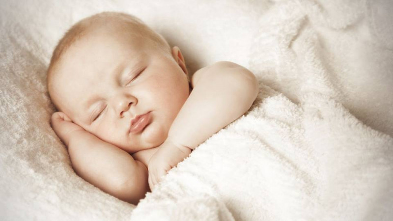 Dùng khăn giấy vuốt lên mặt bé giúp bé ngủ nhanh và sâu giấc hơn