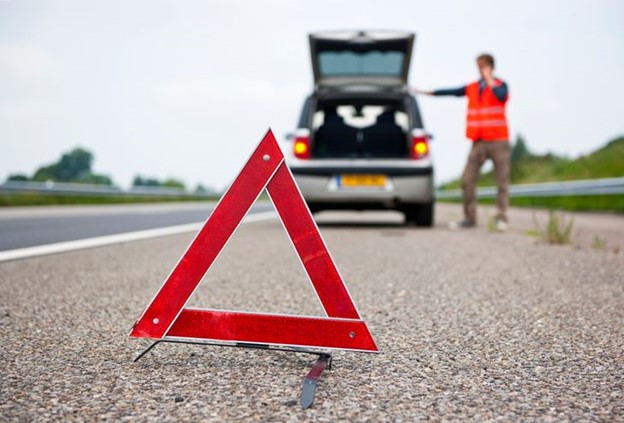 Luôn mang theo một biểu tượng hình tam giác phản chiếu trong cốp xe của bạn trong trường hợp khẩn cấp
