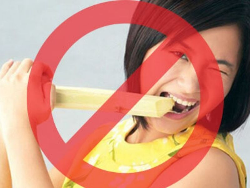 Không nên ăn đồ quá cứng khi bọc răng sứ