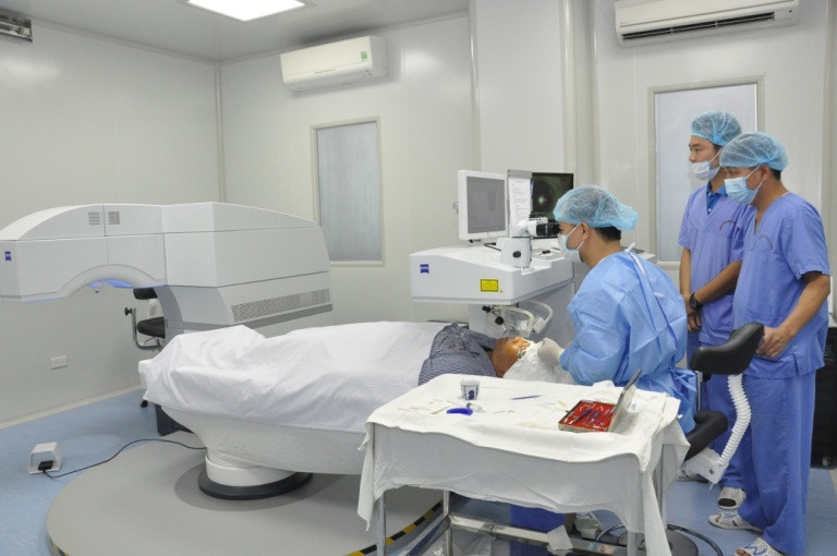 PGS.TS Nguyễn Xuân Hiệp – Giám đốc Bệnh viện Mắt Trung ương đang thực hiện ca mổ Lazer Femtosecond