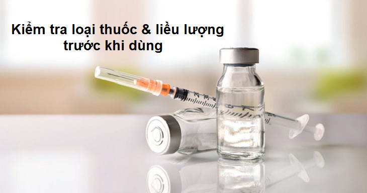 Kiểm tra loại thuốc và liều lượng trước khi khi dùng máy xông khí dung cho trẻ