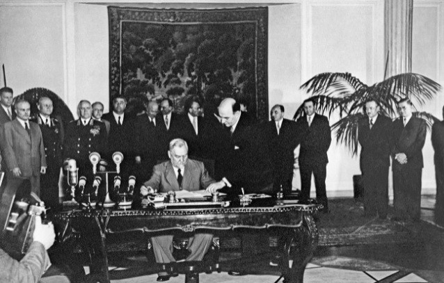 Tây Ban Nha không gia nhập liên hiệp quốc gia cho đến năm 1955 và không tham gia cộng đồng kinh tế châu Âu