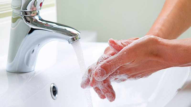 Sử dụng các sản phẩm vệ sinh nhà cửa dịu nhẹ cho da tay