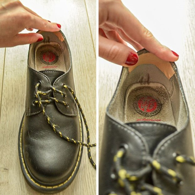 Dán băng keo cá nhân trên giày sẽ giúp cổ chân bạn không bị phồng rộp