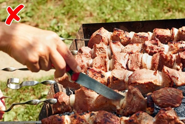 Không nên cắt miếng thịt để kiểm tra xem đã chín chưa