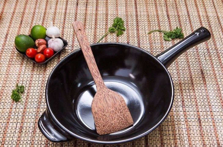 Sử dụng dụng cụ nấu ăn bằng gỗ cho chảo chống dính