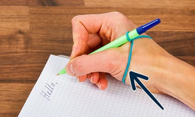 Để dạy con bạn cầm bút đúng cách, hãy dùng dây chun