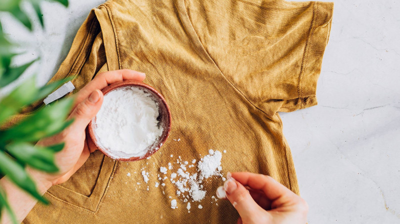 Rắc muối lên vết dầu mỡ trên quần áo càng nhanh càng tốt