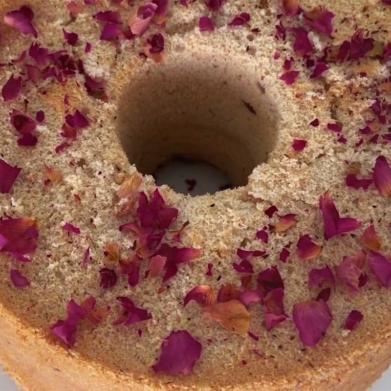 Bánh chiffon vải hoa hồng