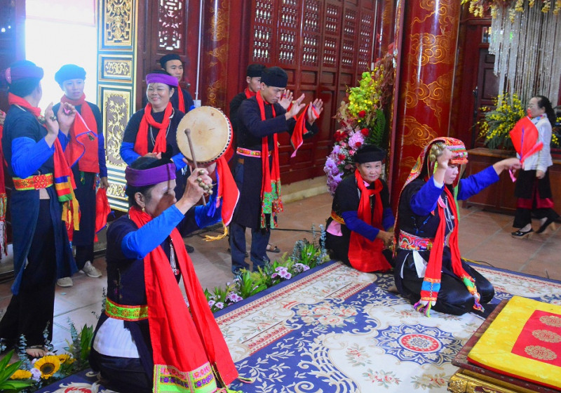 Người dân vùng thượng lưu sông Hồng có câu ca lưu truyền: “Thứ nhất là hội Đền Hùng, thứ nhì là hội Đông Cuông” để nói lên tính chất đông vui, nhộn nhịp của hai lễ hội truyền thống trong vùng.