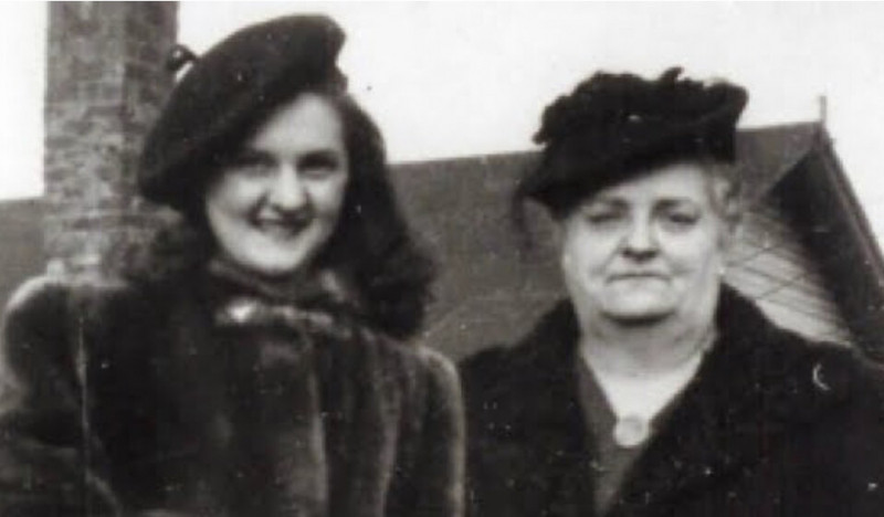 Mẹ Angelica thời trẻ (bên trái)