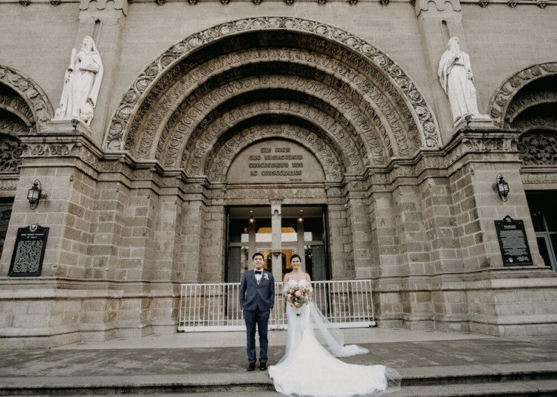 Cặp đôi chụp ảnh cưới tại nhà thờ chính toà Manila