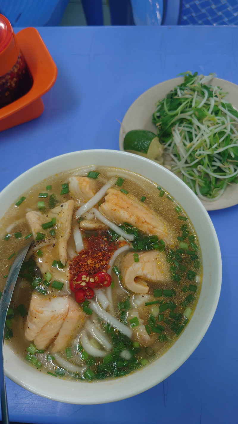 Bánh canh cá lóc O Ty