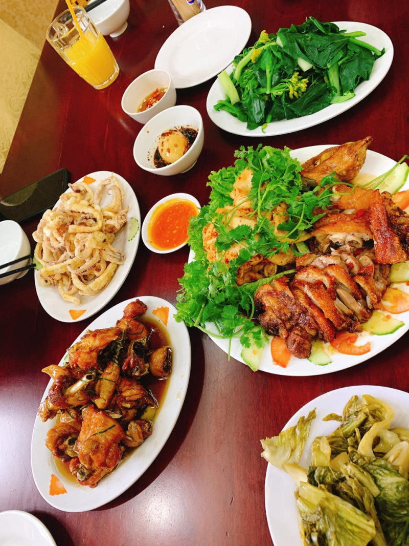 Một số món gà tại Nhà hàng Cơm gà Thượng Hải
