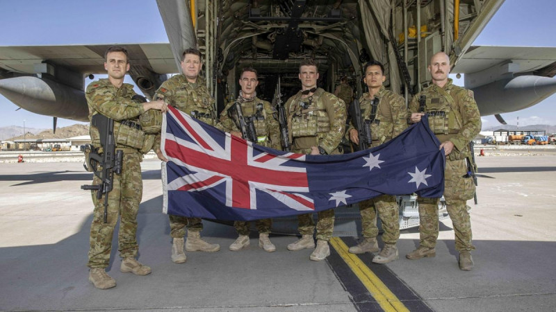 Sáu binh sĩ cuối cùng của Quân đội Australia chụp hình kỷ niệm trước rời khỏi Afghanistan