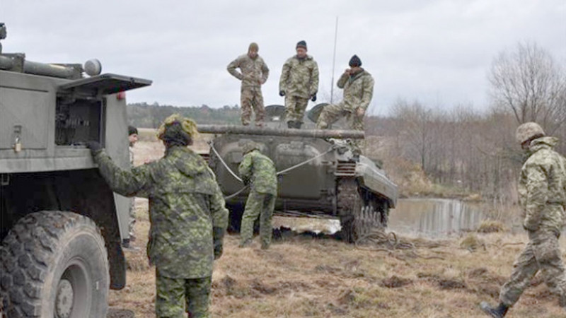 Các cố vấn huấn luyện quân sự Canada và quân nhân Ukraine trong một cuộc tập trận quân sự tại Trung tâm An ninh và gìn giữ hòa bình quốc tế tại Ukraine năm 2016
