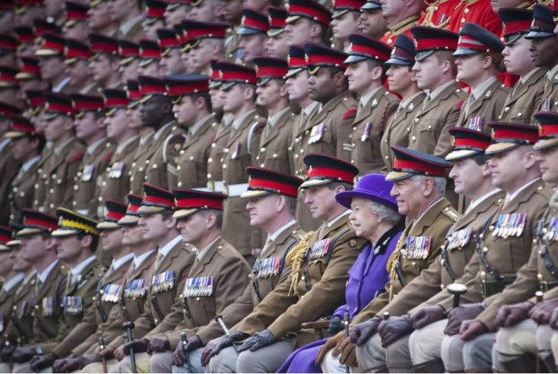 Nữ vương Anh Elizabeth II và lực lượng sĩ quan ưu tú trong quân đội Anh ở một lễ duyệt binh